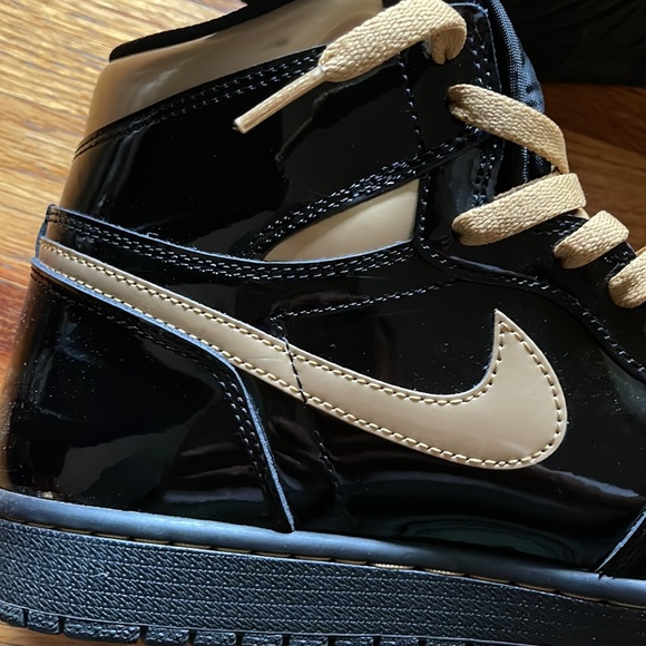 Air Jordan 1 Retro High OG Black Metallic Gold - Picture 3 of 6
